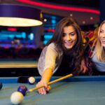 Sztuka odpoczynku - jak bilard i gry zręcznościowe wzmacniają umysł i relacje w cyfrowej erze?